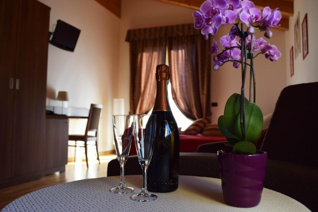 Televízia a/alebo spoločenská miestnosť v ubytovaní Hotel C25
