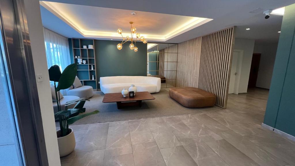 a living room with a bed and a table at Guesthouse Park in Córdoba