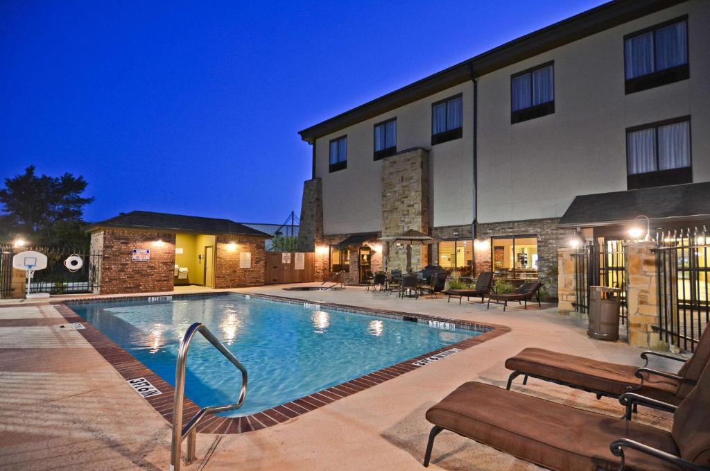 Bazén v ubytování Best Western Plus Emory at Lake Fork Inn & Suites nebo v jeho okolí