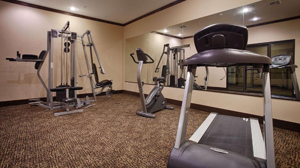 Fitness centrum a/nebo fitness zařízení v ubytování Best Western Plus Emory at Lake Fork Inn & Suites
