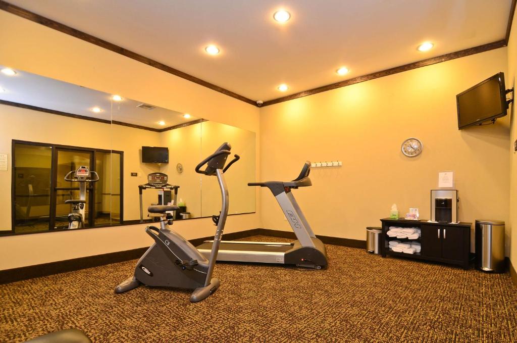 Fitness centrum a/nebo fitness zařízení v ubytování Best Western Plus Emory at Lake Fork Inn & Suites