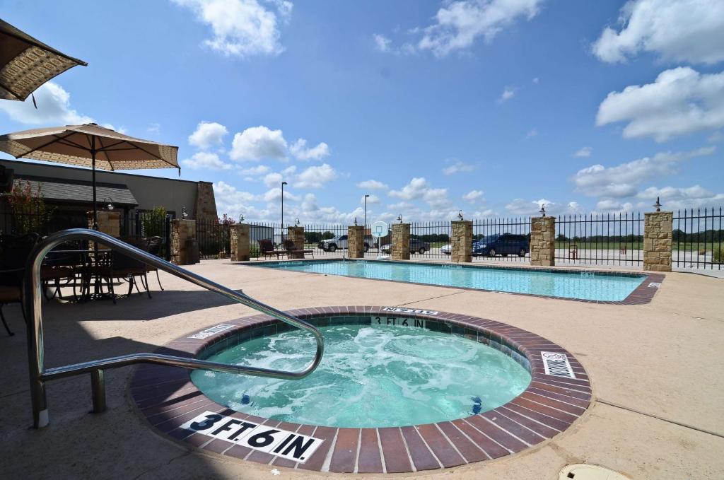 Bazén v ubytování Best Western Plus Emory at Lake Fork Inn & Suites nebo v jeho okolí