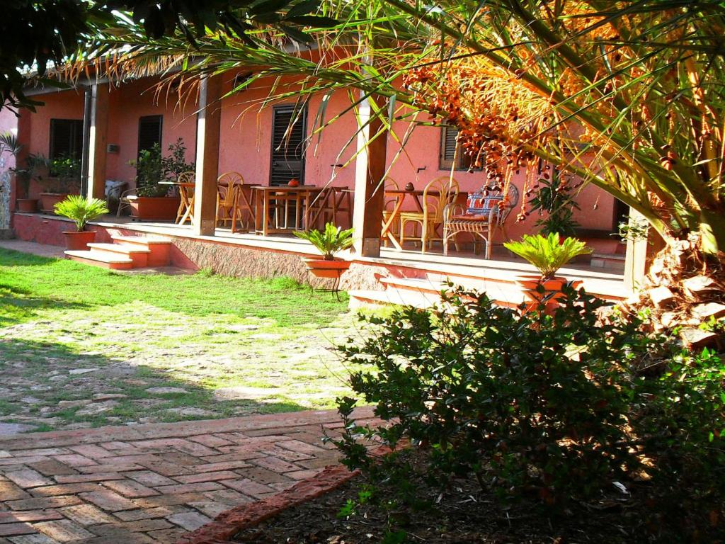 Casa con patio con mesas y sillas en Il Vigneto B&B en Gonnesa