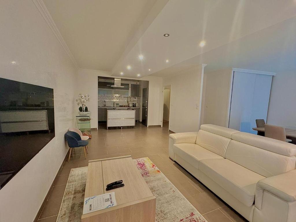 un salon avec un canapé blanc et une table dans l'établissement Toscane Disneyland Paris, à Serris