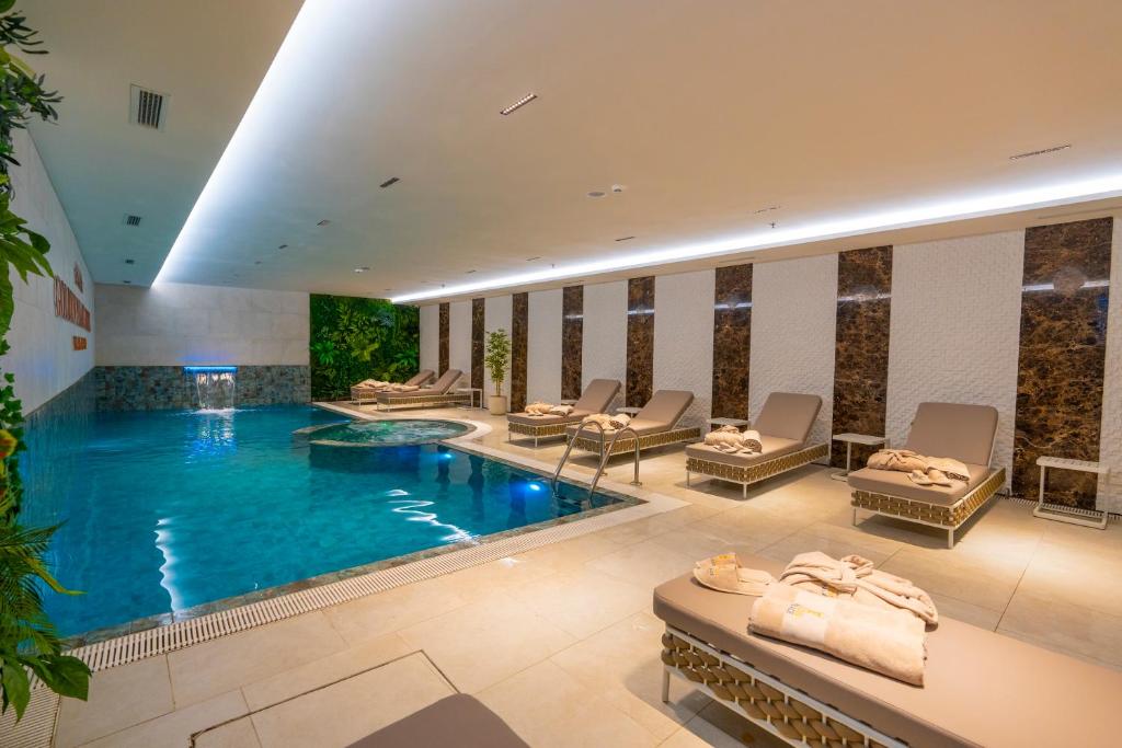 Bazén v ubytování Hotel Golden Palace nebo v jeho okolí