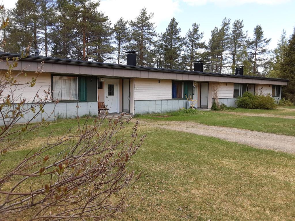 an old house in the middle of a yard at Karhunkierros Apartment in Hautajärvi
