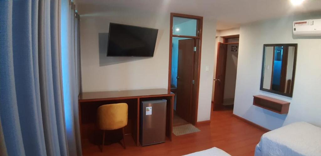TV a/nebo společenská místnost v ubytování HOTEL SUDAMERICANA INN