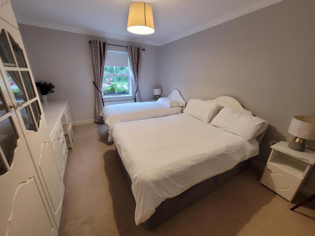 Postel nebo postele na pokoji v ubytování Connollys Apartment Doohamlet Castleblayney