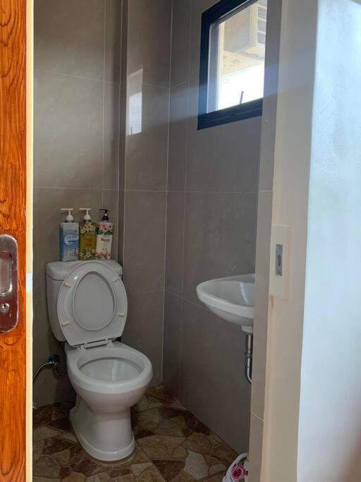 Koupelna v ubytování Studio apartment in Mactan, Cebu