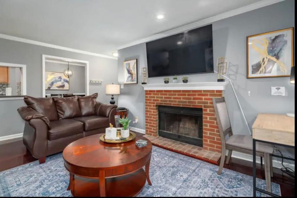 un salon avec un canapé et une cheminée dans l'établissement Chic Condo Retreat Private Bliss n Birmingham, à Birmingham