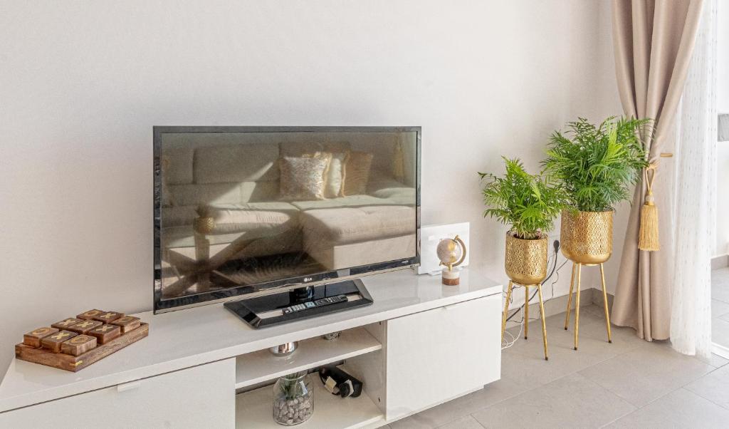 Televízia a/alebo spoločenská miestnosť v ubytovaní Sunset Bay Apt By Dream Homes Tenerife