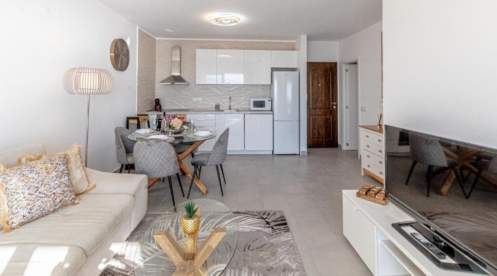 Kuchyňa alebo kuchynka v ubytovaní Sunset Bay Apt By Dream Homes Tenerife