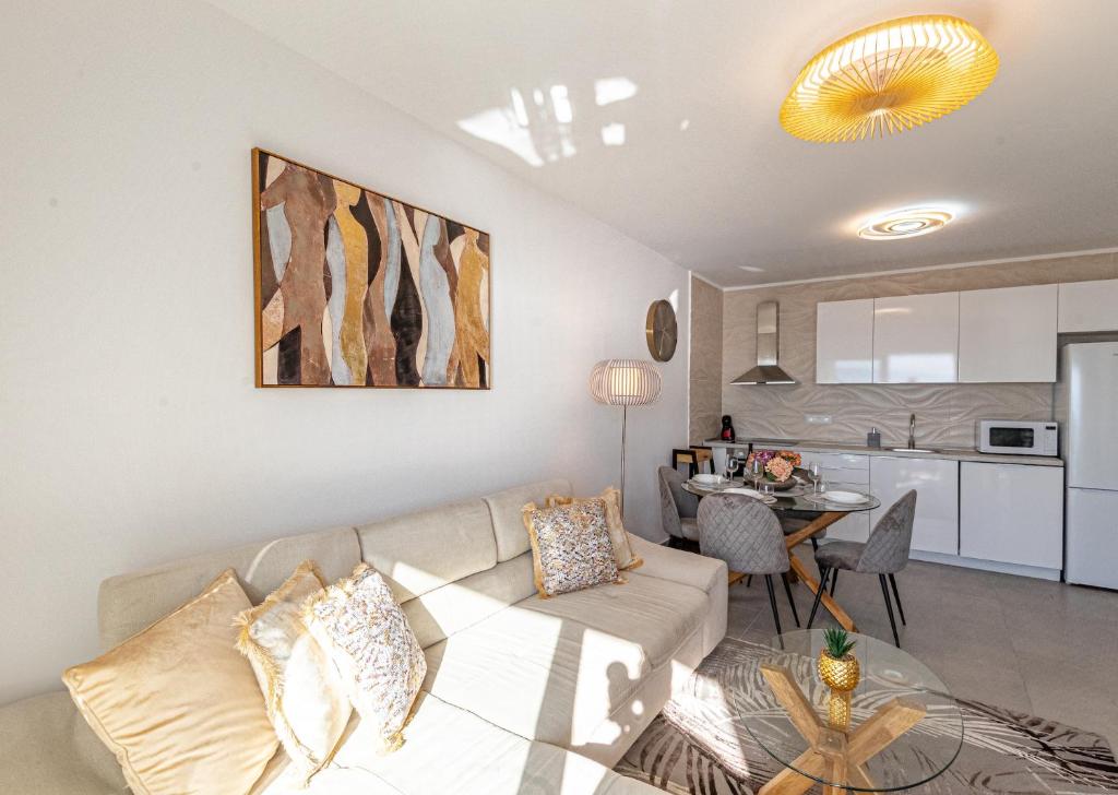 Kuchyňa alebo kuchynka v ubytovaní Sunset Bay Apt By Dream Homes Tenerife