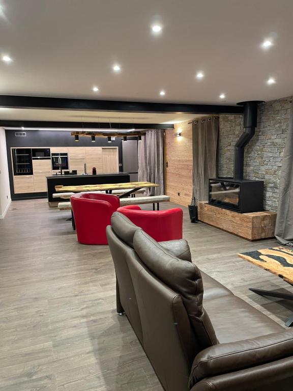 un soggiorno con divani e tavolo da biliardo di Chalet Cristal I a Les Contamines-Montjoie