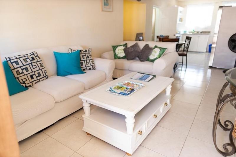 クライストチャーチにあるSeashades 2BR 1 full and 1 half bathrooms Condo with pool Close to beach Sleeps 4のソファ2つとコーヒーテーブルのあるリビングルーム