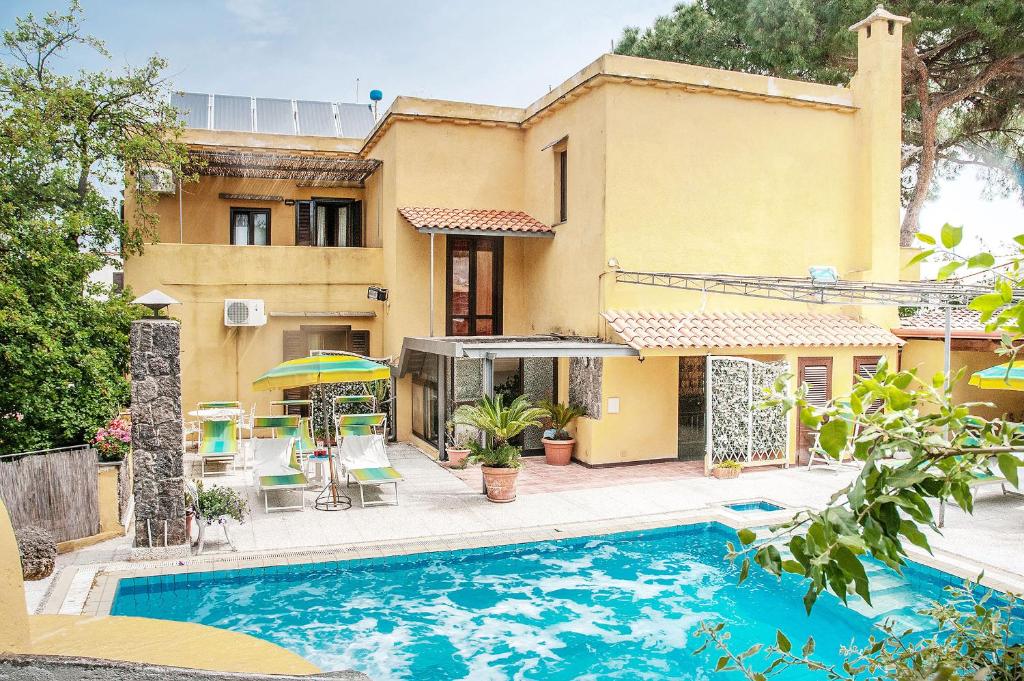Bazén v ubytování Hotel Annabelle nebo v jeho okolí