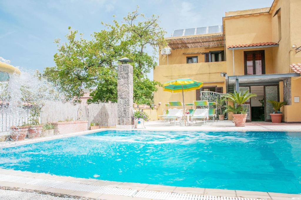 Bazén v ubytování Hotel Annabelle nebo v jeho okolí
