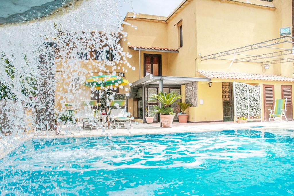 Bazén v ubytování Hotel Annabelle nebo v jeho okolí