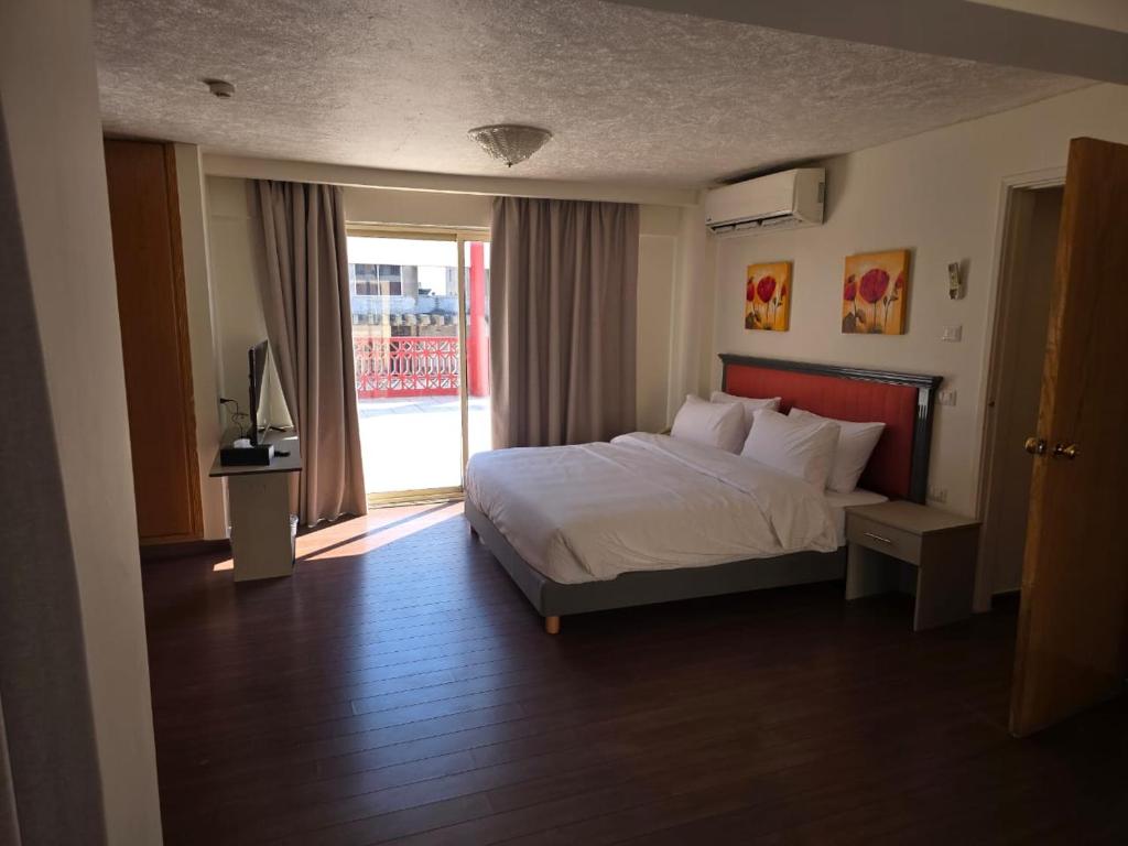 Postel nebo postele na pokoji v ubytování Manara Riva Suites