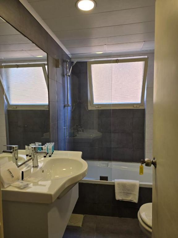 Koupelna v ubytování Manara Riva Suites