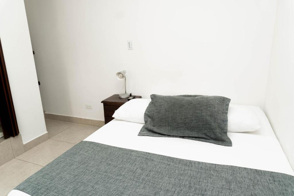 Postel nebo postele na pokoji v ubytování Hotel Palo Alto Laureles