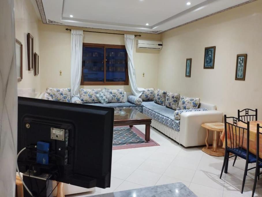 un salon avec un canapé et une télévision dans l'établissement Appartement en corniche Tanger, à Charf