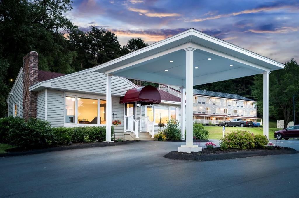 un edificio con un pabellón frente a un edificio en Best Western - Freeport Inn, en Freeport