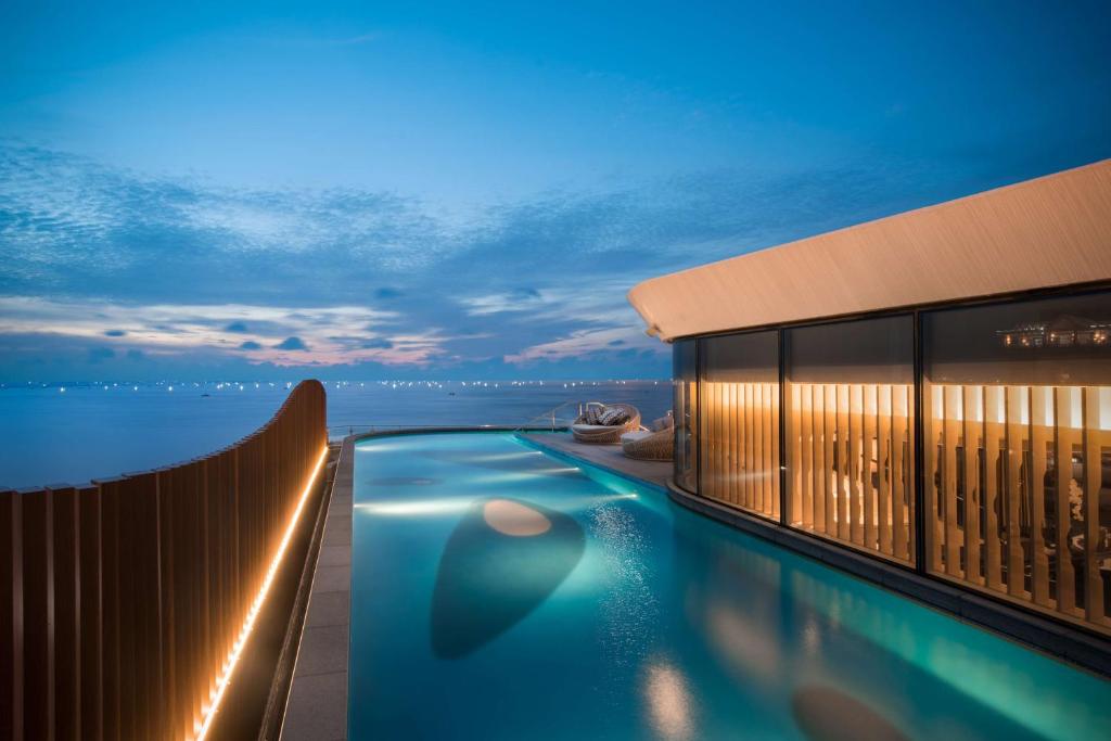una piscina su una nave da crociera di notte di Conrad Manila a Manila