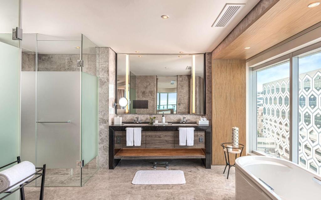 Bagno di Conrad Manila