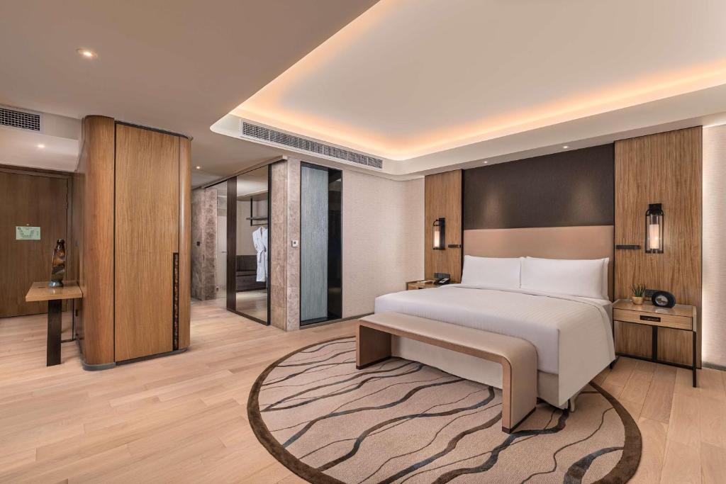 Letto o letti in una camera di Conrad Manila
