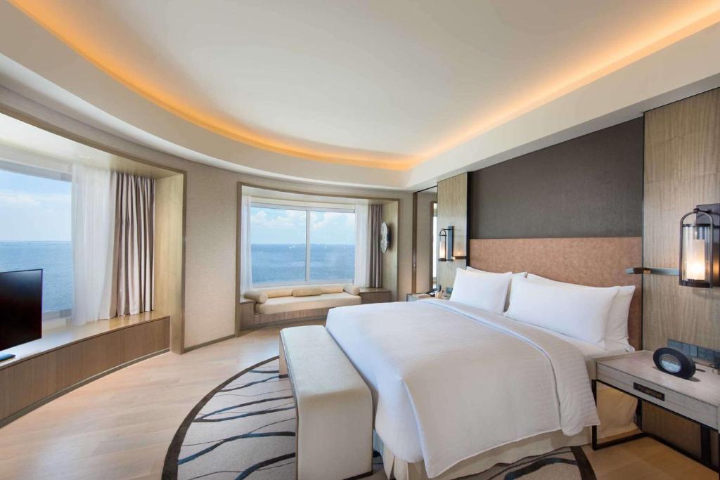 Letto o letti in una camera di Conrad Manila