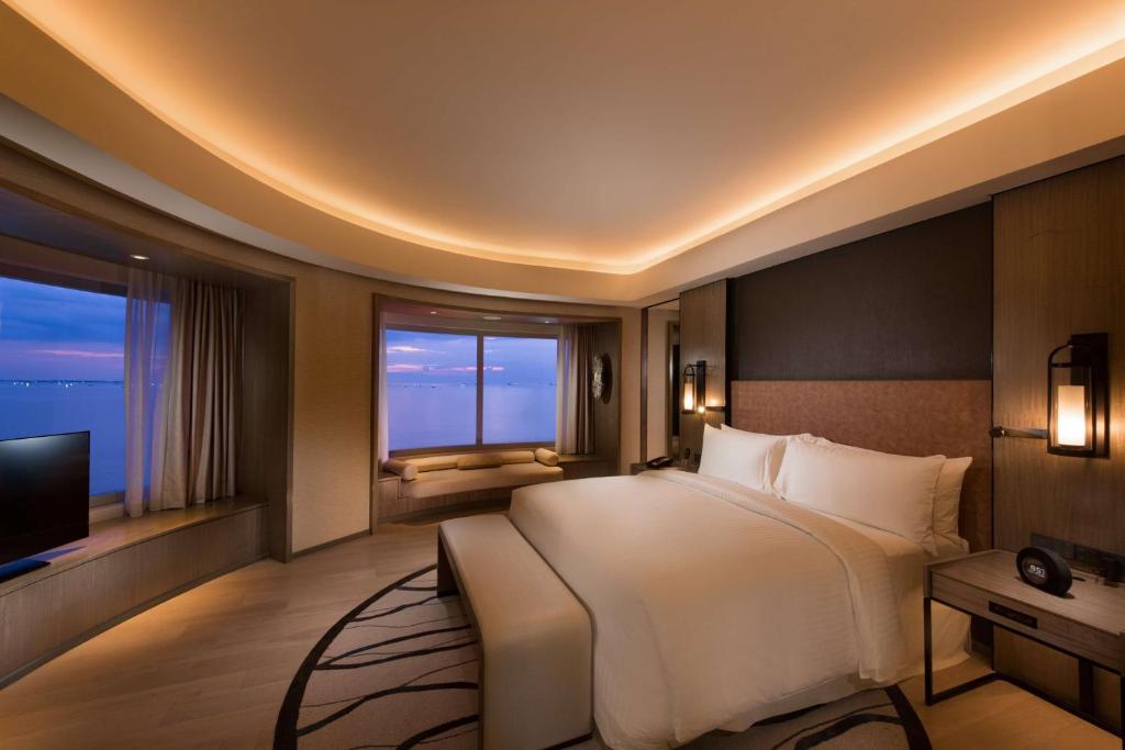 Letto o letti in una camera di Conrad Manila