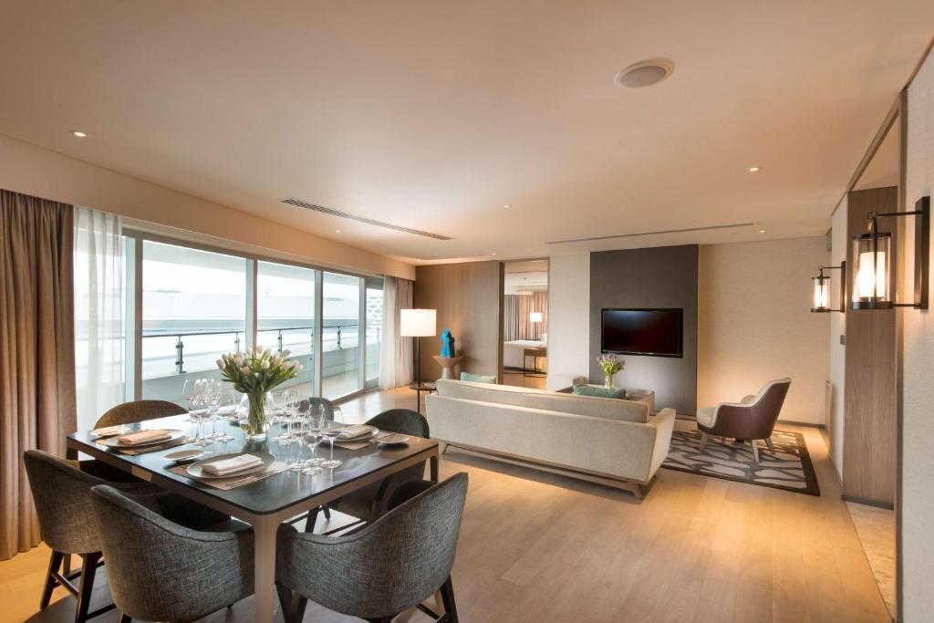 Conrad Manila - Two-Bedroom Ambassador Suite With Balcony
