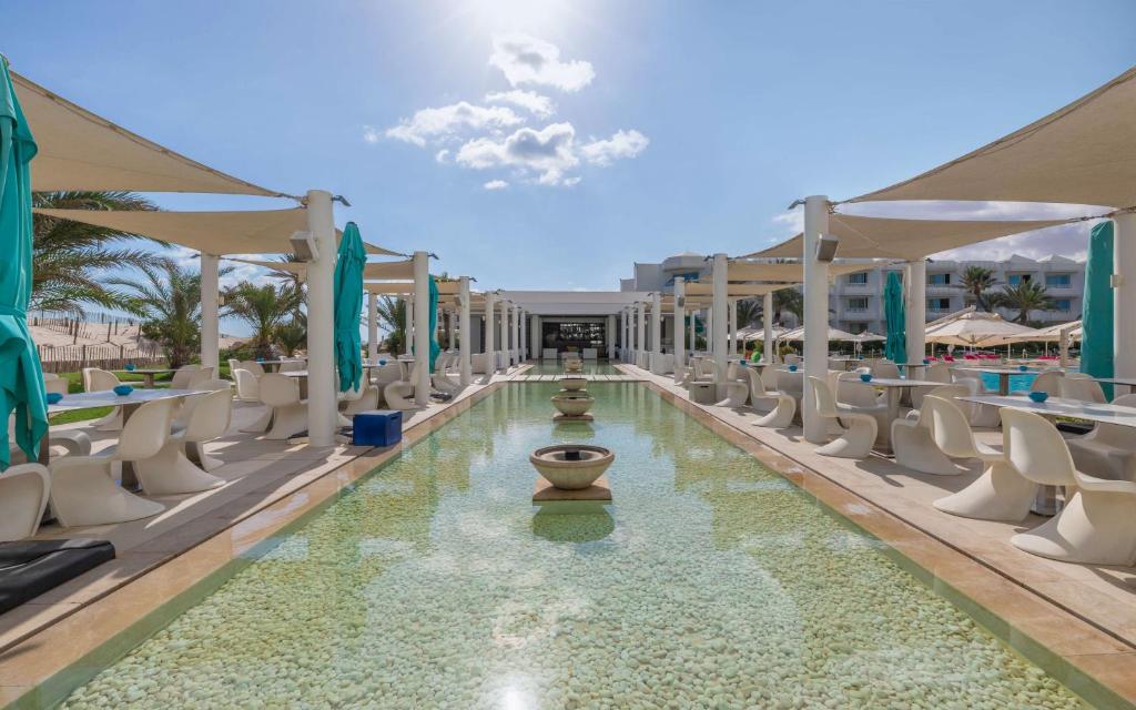 Bazén v ubytovaní Radisson Blu Palace Resort & Thalasso, Djerba alebo v jeho blízkosti