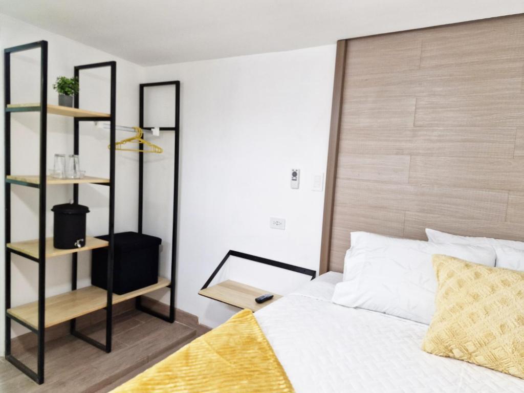 a bedroom with a bed with a wooden headboard at Aislado y Relajante cerca Peri, Mira, Majadas, Barrondo H15 in Guatemala