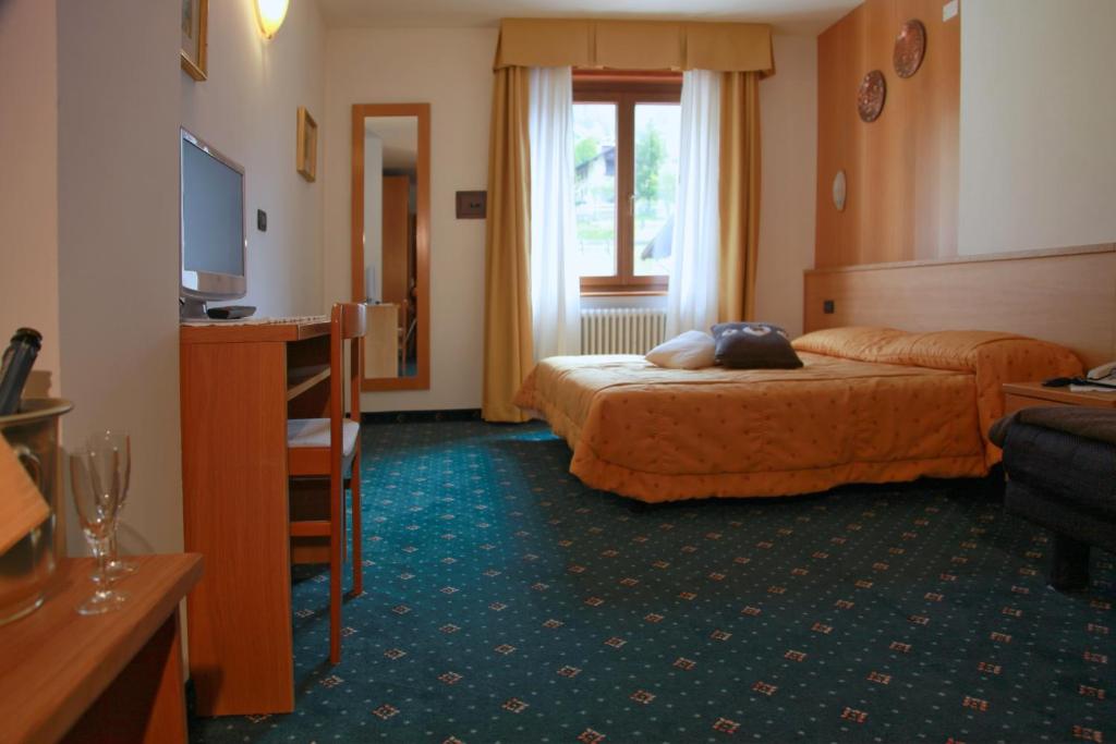 A bed or beds in a room at Sport Hotel Stella Alpina