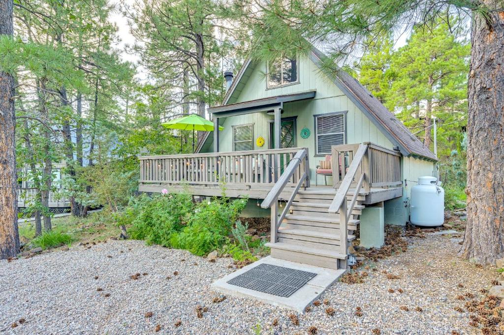 Zahrada ubytování Deck and Grill A-Frame Cabin in Munds Park!