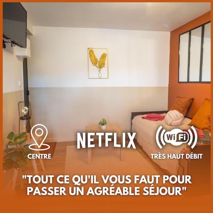 une chambre avec un lit et une télévision dans l'établissement LE SWEET PLACE - NETFLIX I I WIFI I CENTRE - Confort & COSY, à Anzin