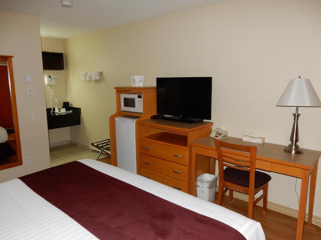 TV a/nebo společenská místnost v ubytování Canadas Best Value Inn & Suites-Vernon