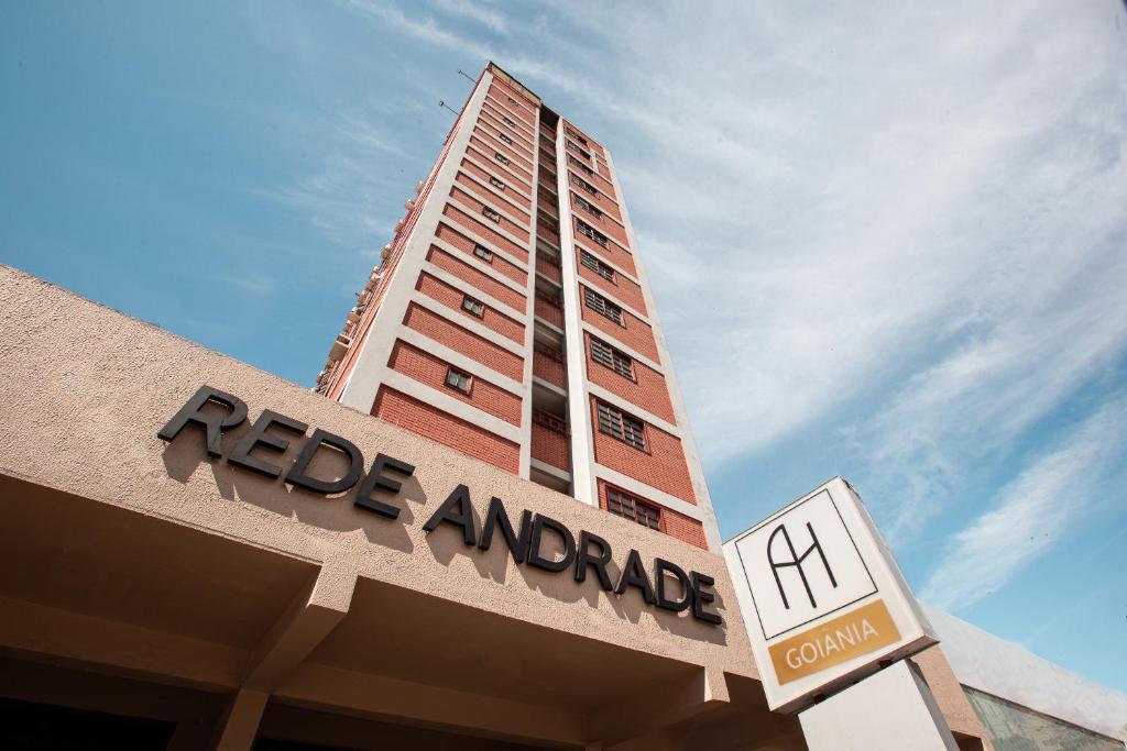 un edificio con un cartel encima de una tienda en Rede Andrade Goiania Centro, en Goiânia