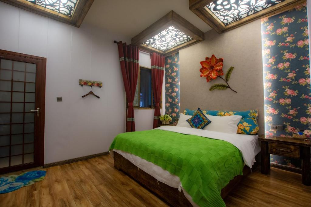 Postel nebo postele na pokoji v ubytování Floral Hotel · Baihui Living Zhangjiajie