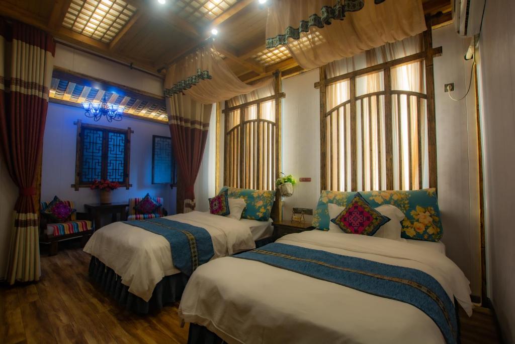Postel nebo postele na pokoji v ubytování Floral Hotel · Baihui Living Zhangjiajie