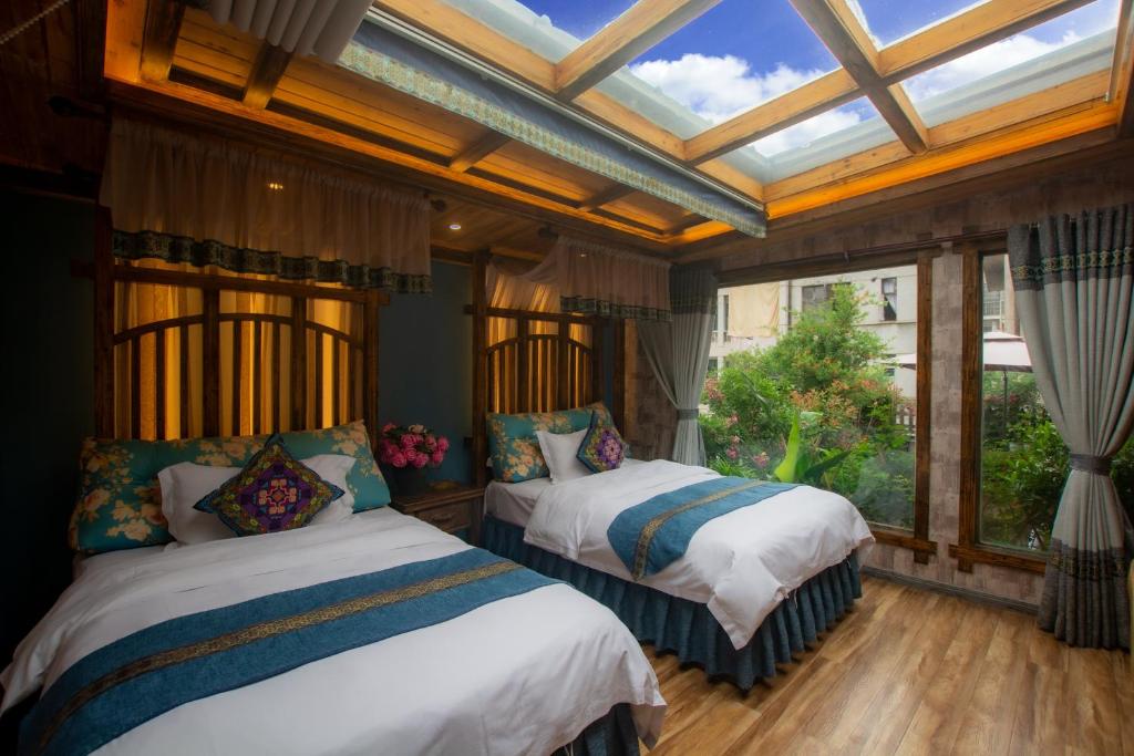 Postel nebo postele na pokoji v ubytování Floral Hotel · Baihui Living Zhangjiajie
