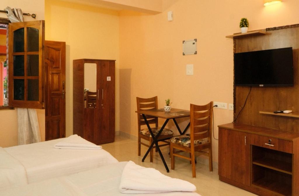 TV a/nebo společenská místnost v ubytování Rodrigues Residency Goa