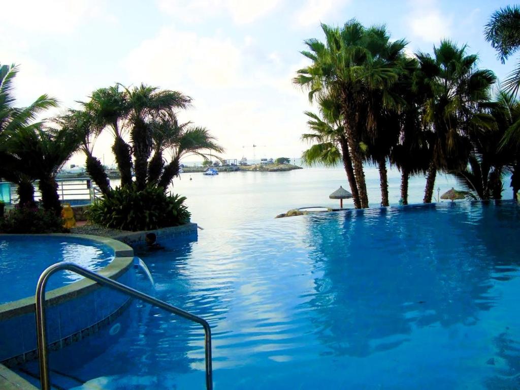 Piscina de la sau aproape de Apartamento de Lujo con playa privada Condominio Torre Marina