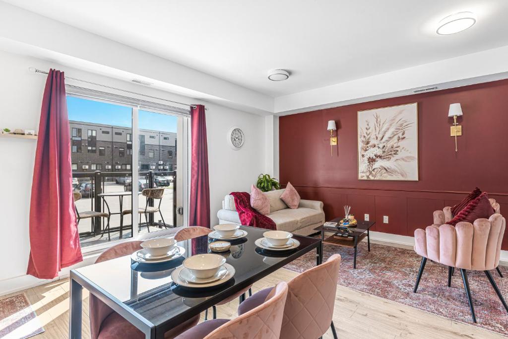 ナイアガラ・フォールズにあるVibrant 2BR Gateway with Free Parking & 7 Mins to the Fallsのテーブルと椅子のあるリビングルーム