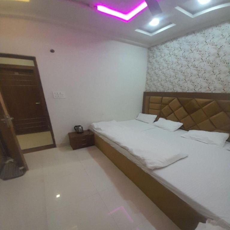 Postel nebo postele na pokoji v ubytování HN Palace Homestay