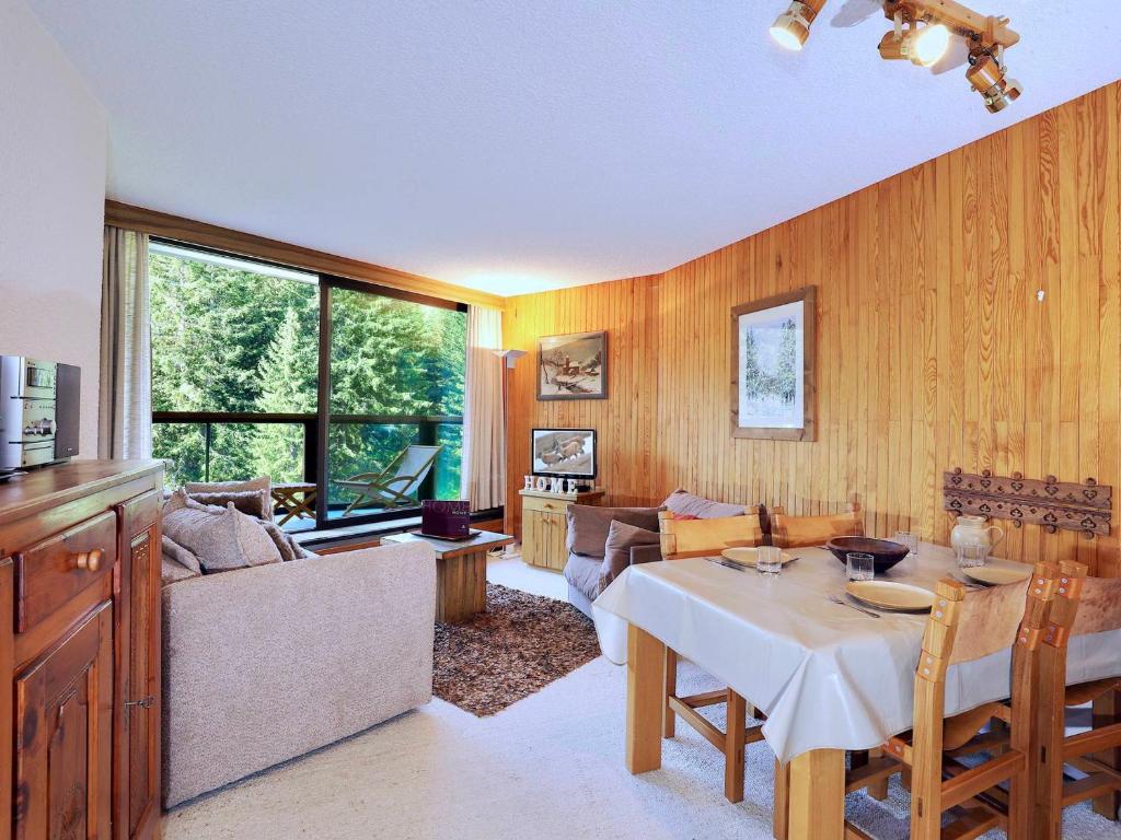 un salon avec une table et un canapé dans l'établissement Courchevel 1850 - Appart 4 pers avec parking et wifi - skis aux pieds - FR-1-575-216, à Courchevel