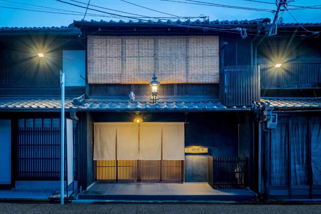 un bâtiment avec une porte d'entrée éclairée dans l'établissement Izuki Machiya House, à Nishi-kujō-Toriiguchichō