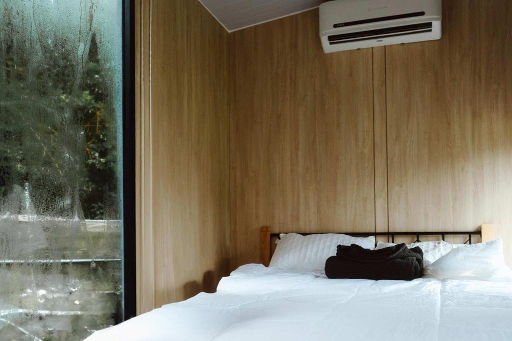 Postel nebo postele na pokoji v ubytování Dreamscape Tiny House 2 by Tiny Away